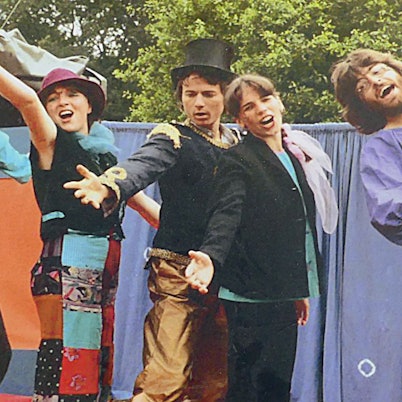 Jürgen Becker steht in einer Reihe mit vier anderen Spielecircus-Artisten.