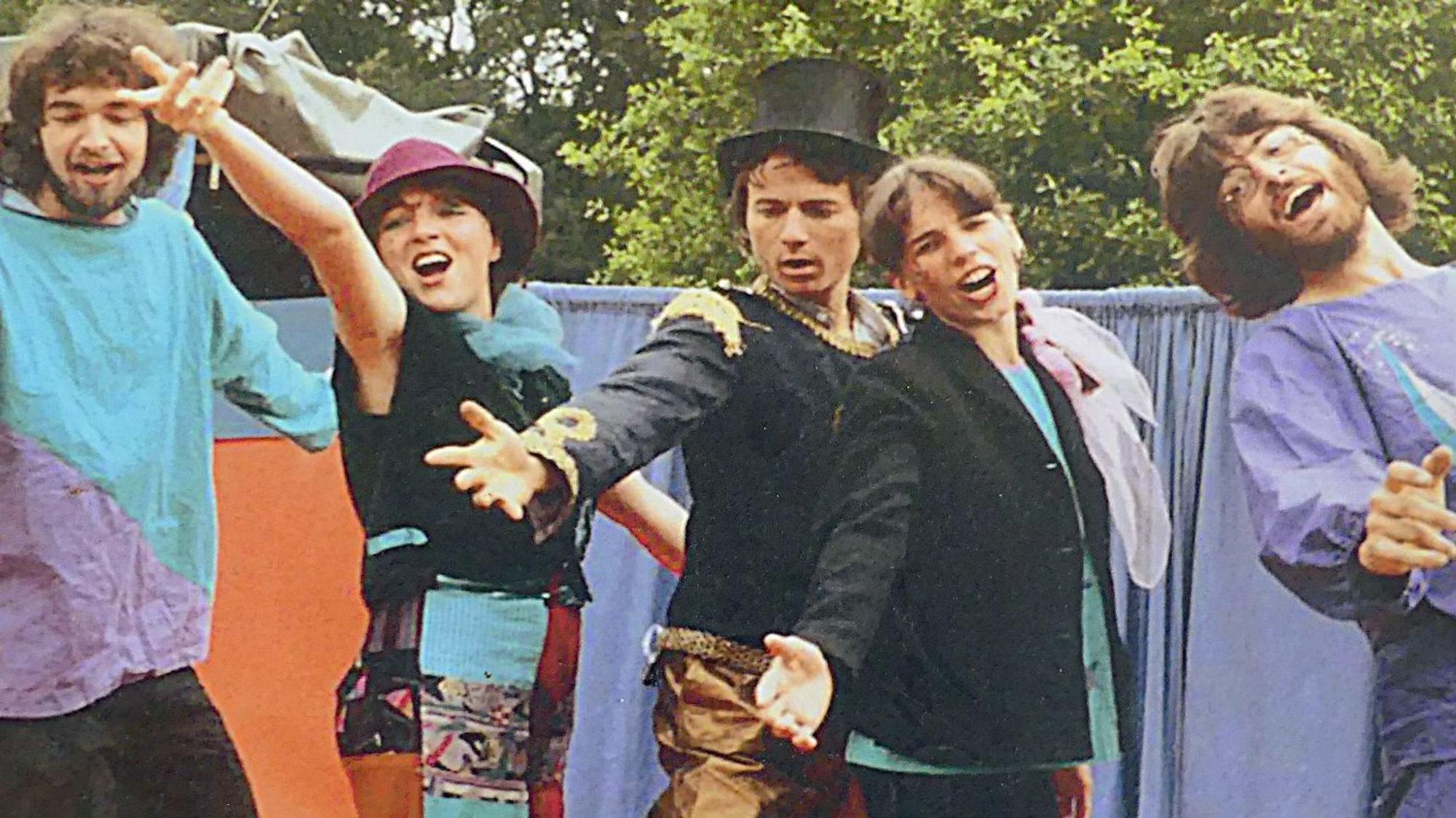 Jürgen Becker steht in einer Reihe mit vier anderen Spielecircus-Artisten.