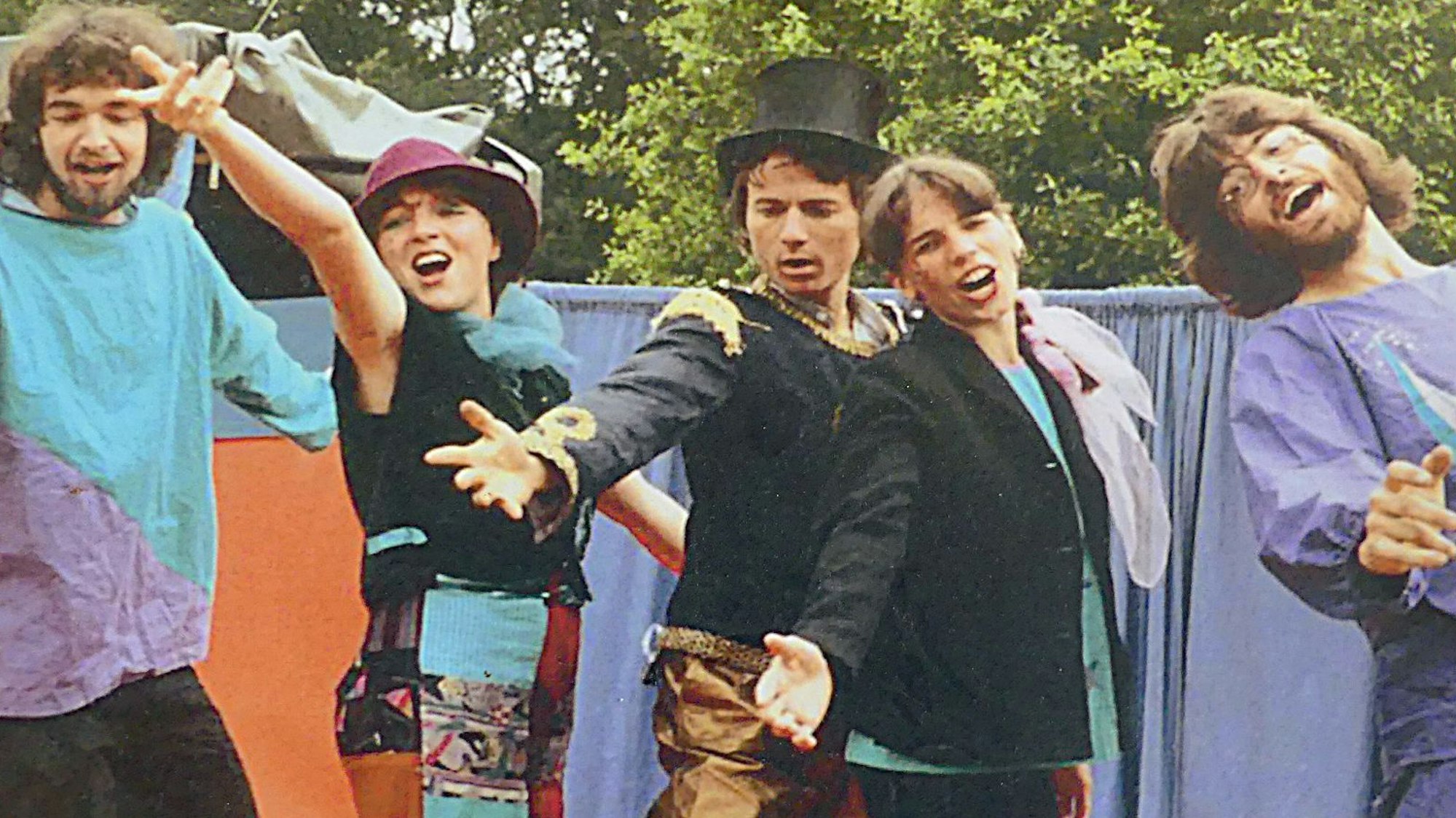 Jürgen Becker steht in einer Reihe mit vier anderen Spielecircus-Artisten.