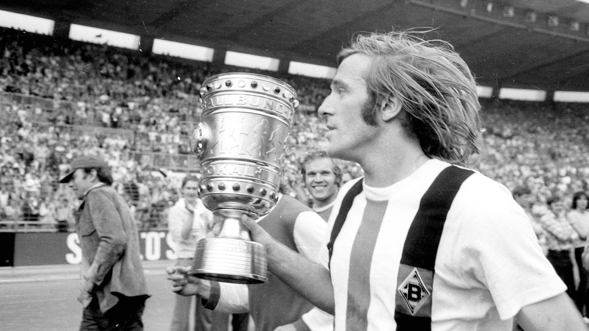 Guenter Netzer Borussia mit dem DFB-Pokal auf der Ehrenrunde