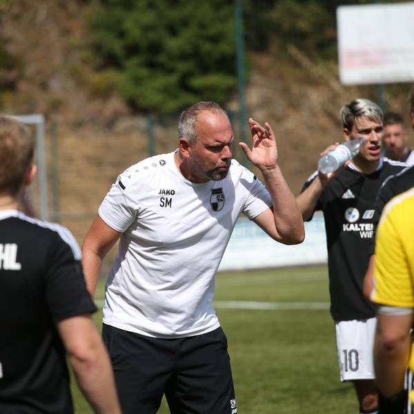 Ein Trainer gibt seinen Fußballspielern Anweisungen.