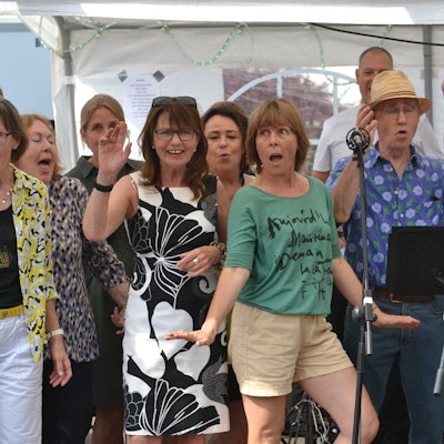 Sängerinnen und Sänger eines Chores bei ihrem Auftritt.