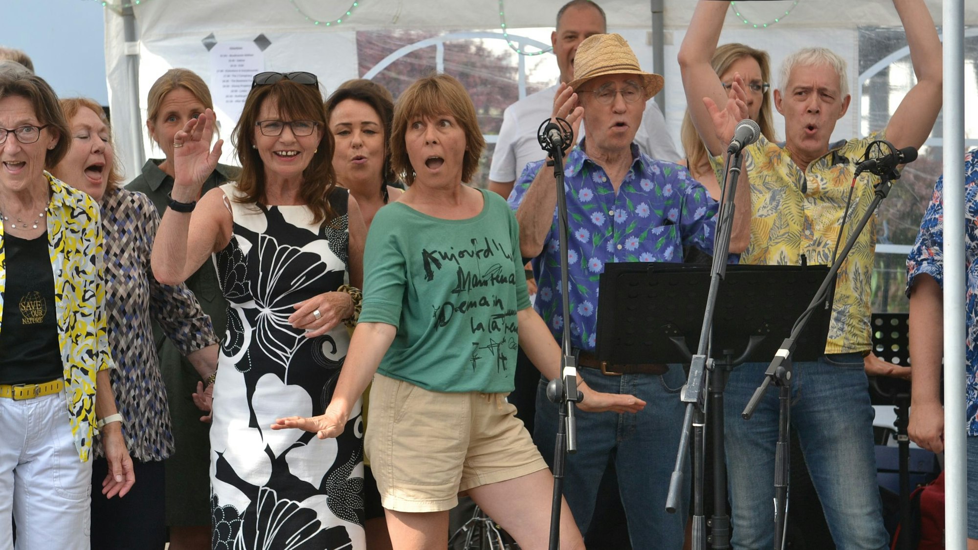 Sängerinnen und Sänger eines Chores bei ihrem Auftritt.