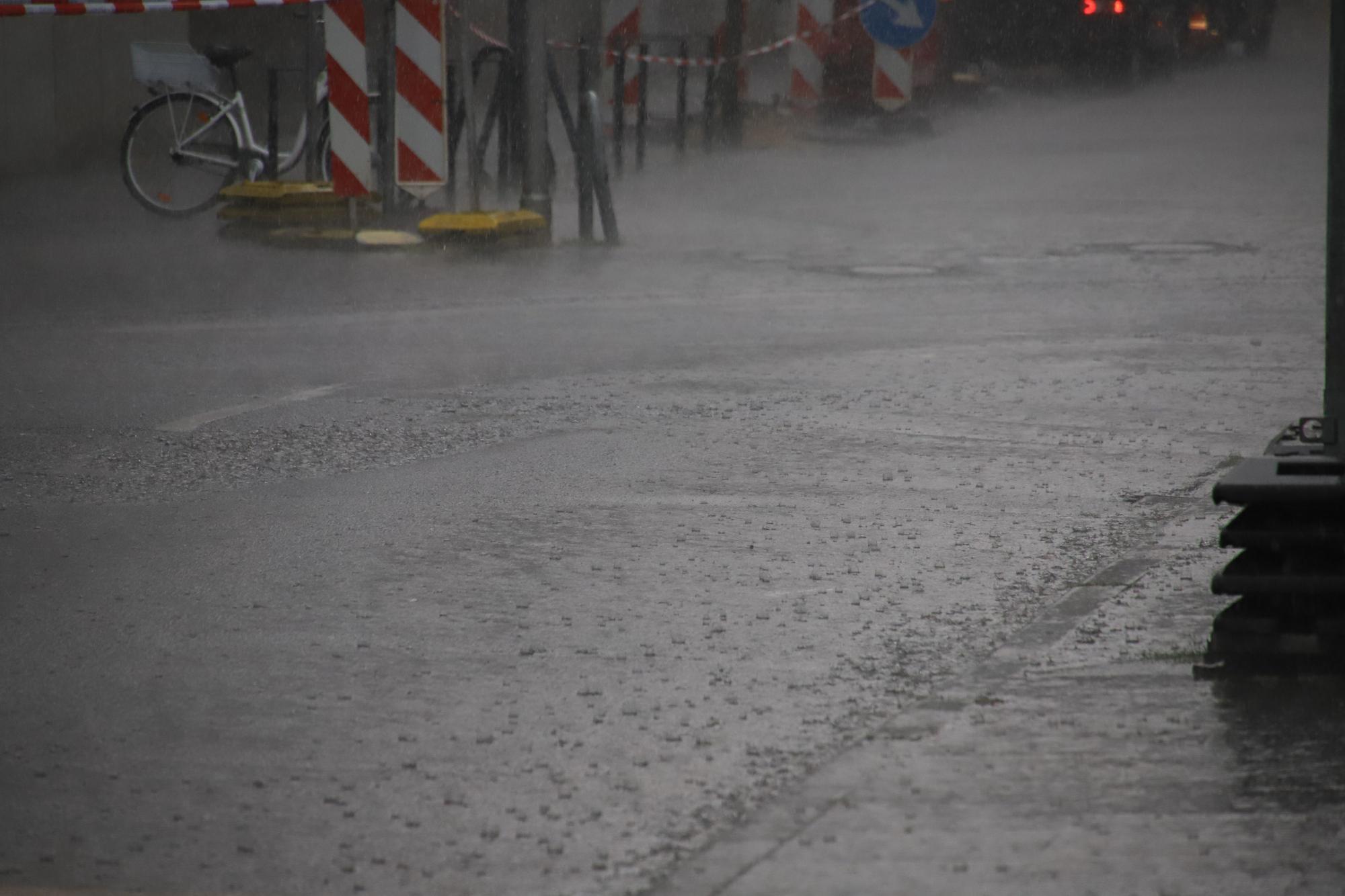 Der kurze Starkregenschauer machte Fahrbahnen zu Wasserstraßen.