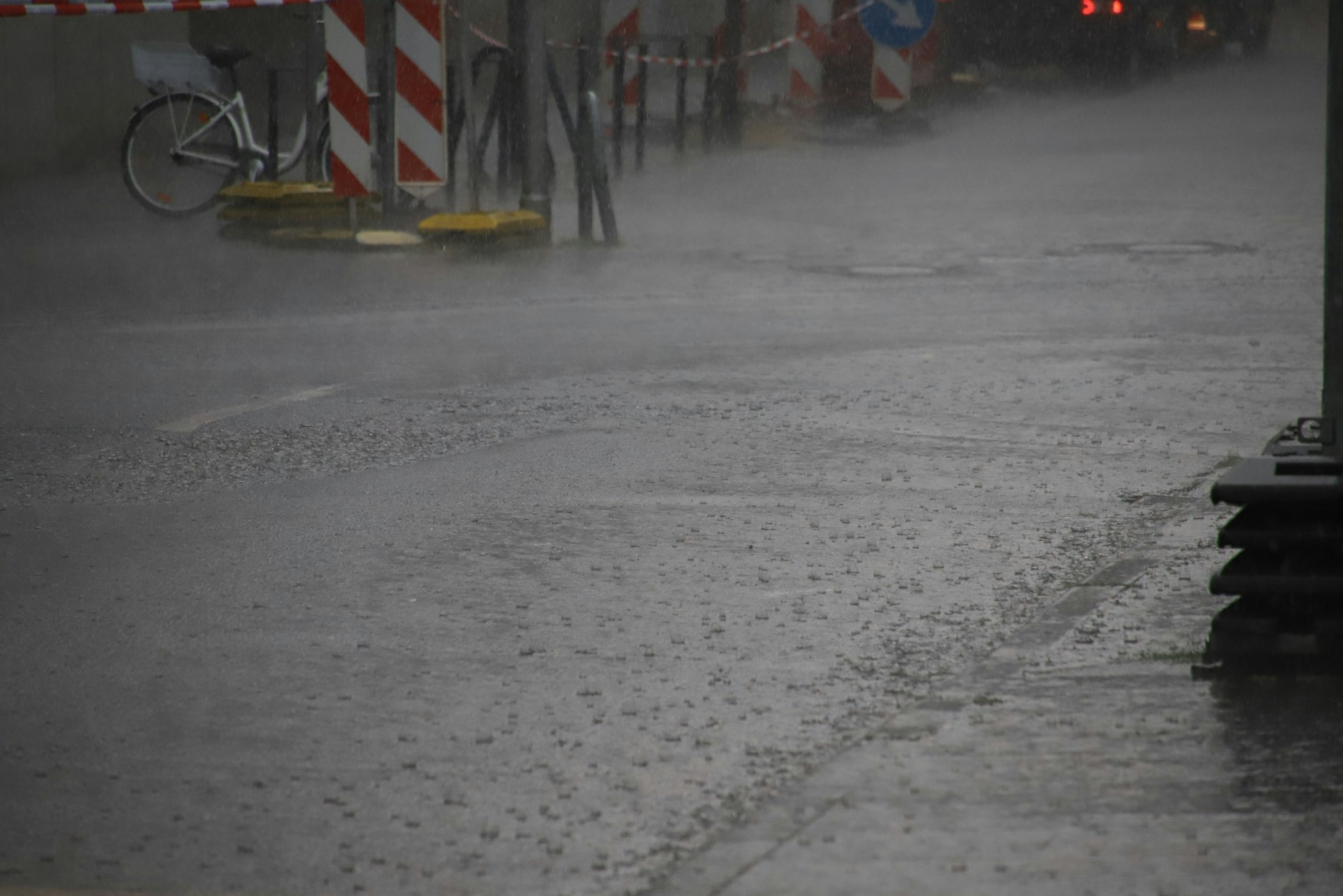Der kurze Starkregenschauer machte Fahrbahnen zu Wasserstraßen.