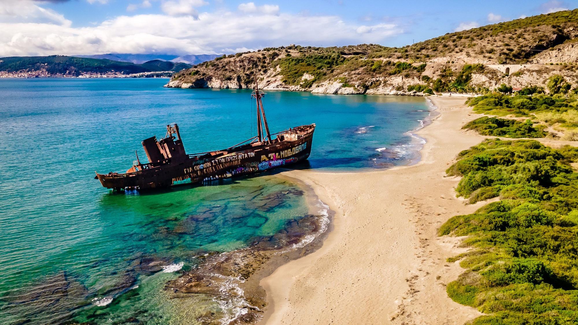 Das Wrack der Dimitrios am Strand von Gythio.