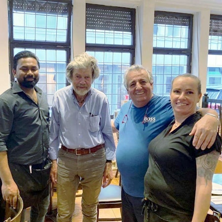 Gruppenfoto mit Restaurant-Team und Reinhold Messner