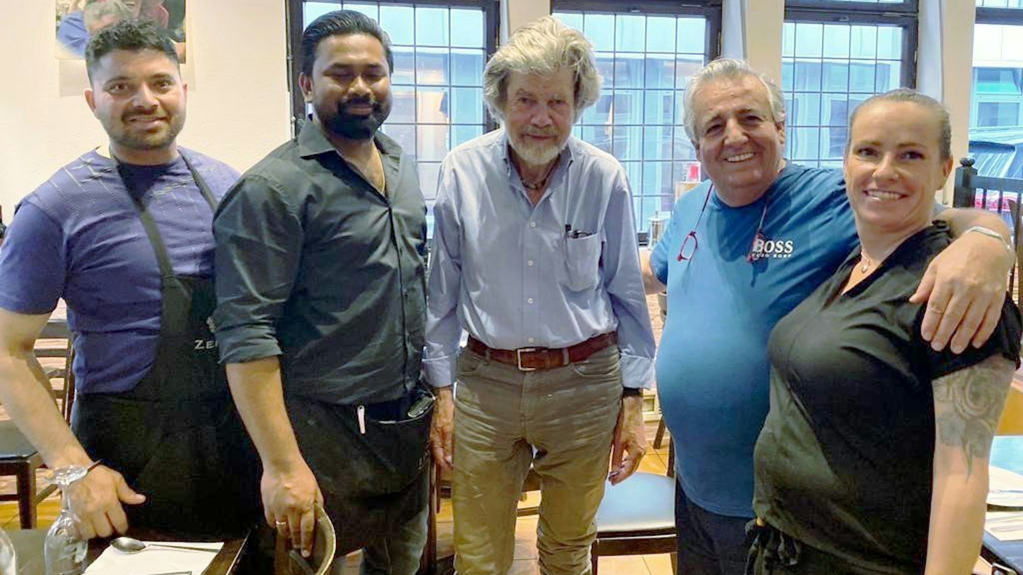 Gruppenfoto mit Restaurant-Team und Reinhold Messner