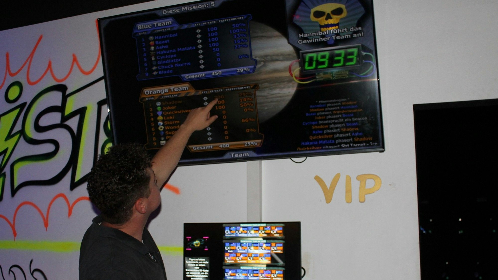 Aus der "Laserworld" wird die "Funfabrik": Geschäftsführer David Lorke zeigt auf die Übersicht der Spielergebnisse