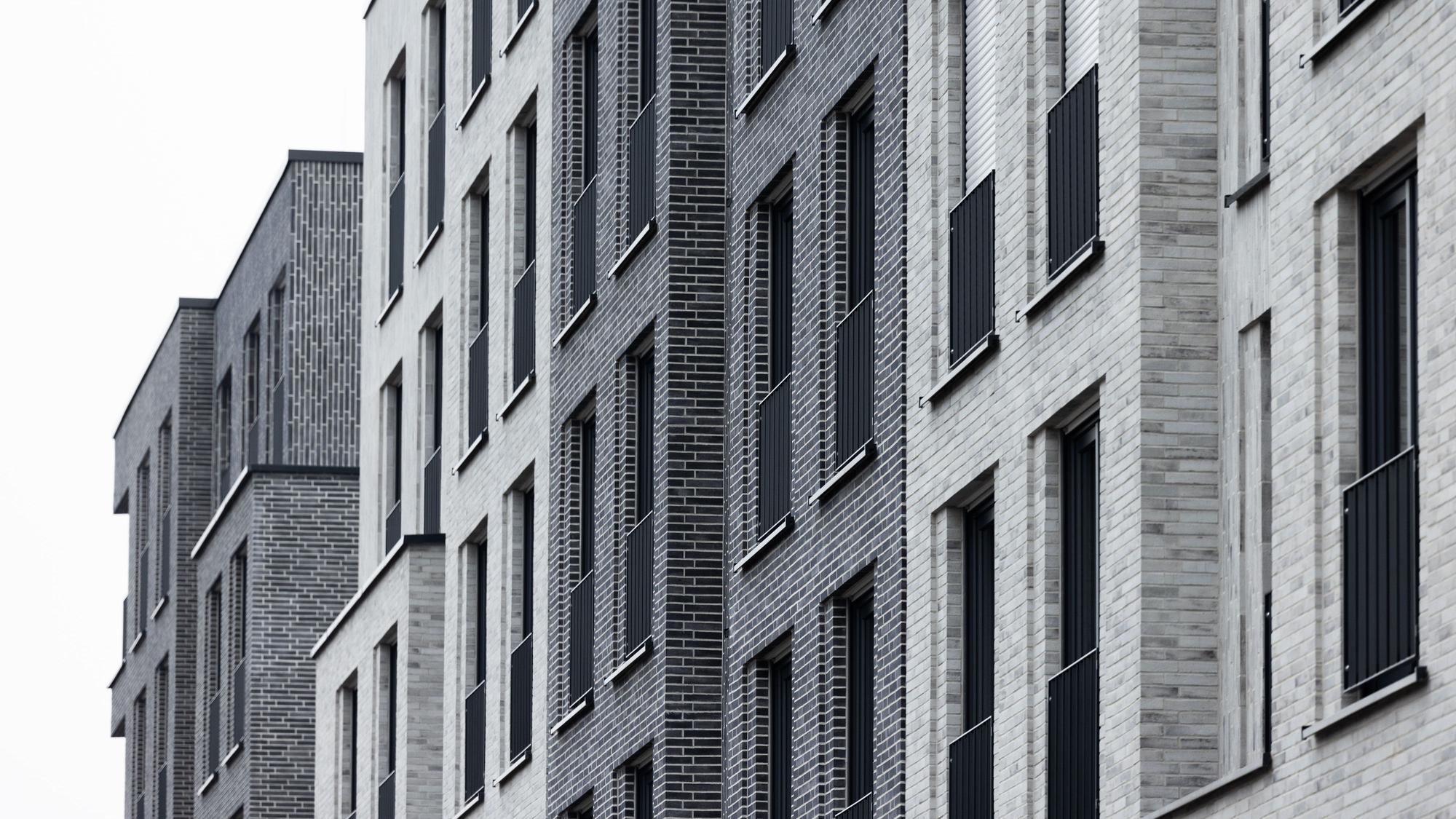 Die Fassade von Neubauwohnungen