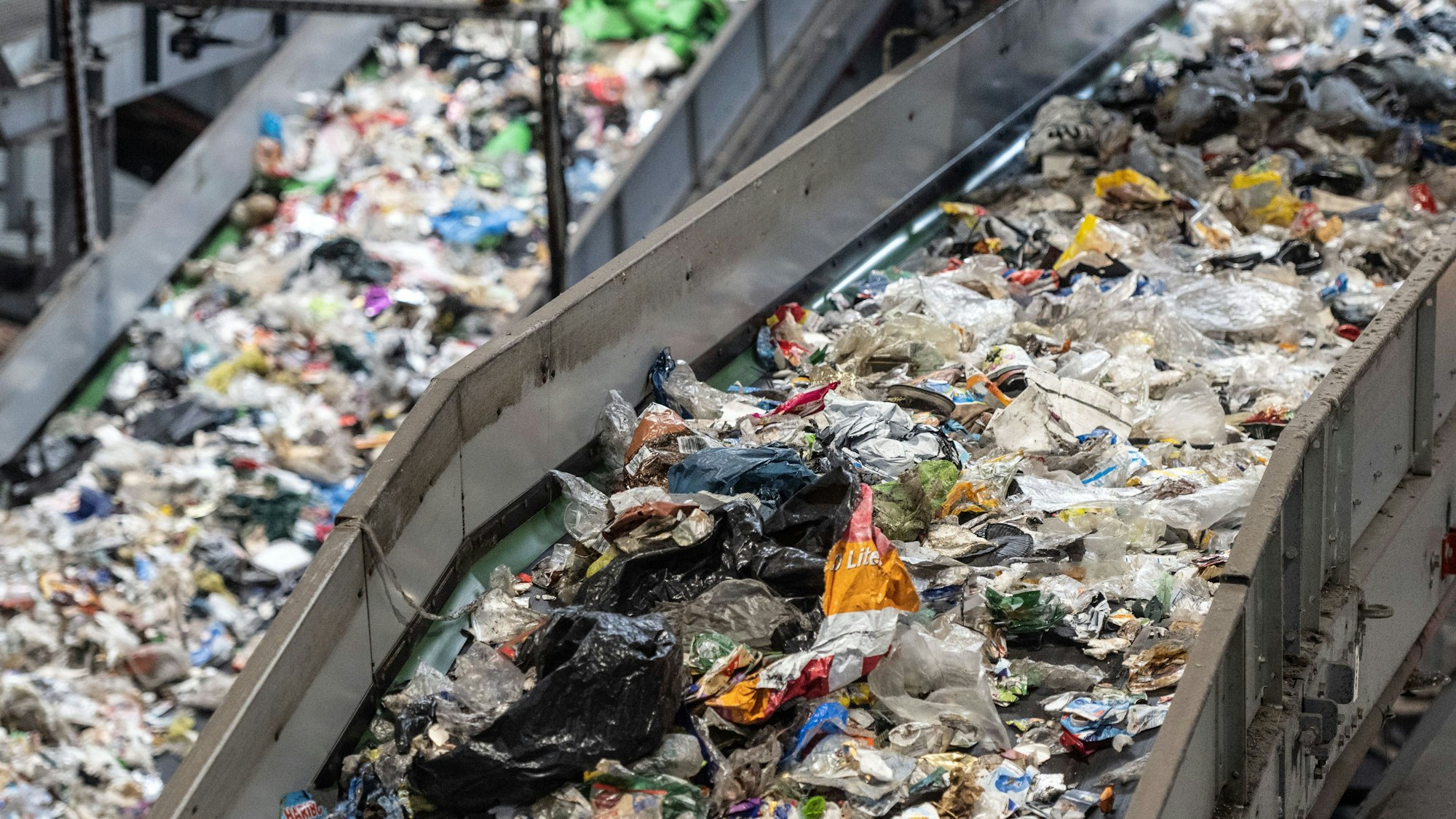 Unsortierter Müll überwiegend aus den sogenannten „Gelben Säcken“ läuft in der Sortieranlage für Leichtverpackungen des Umweltdienstleistungsunternehmens Interzero über verschiedene Förderbänder.