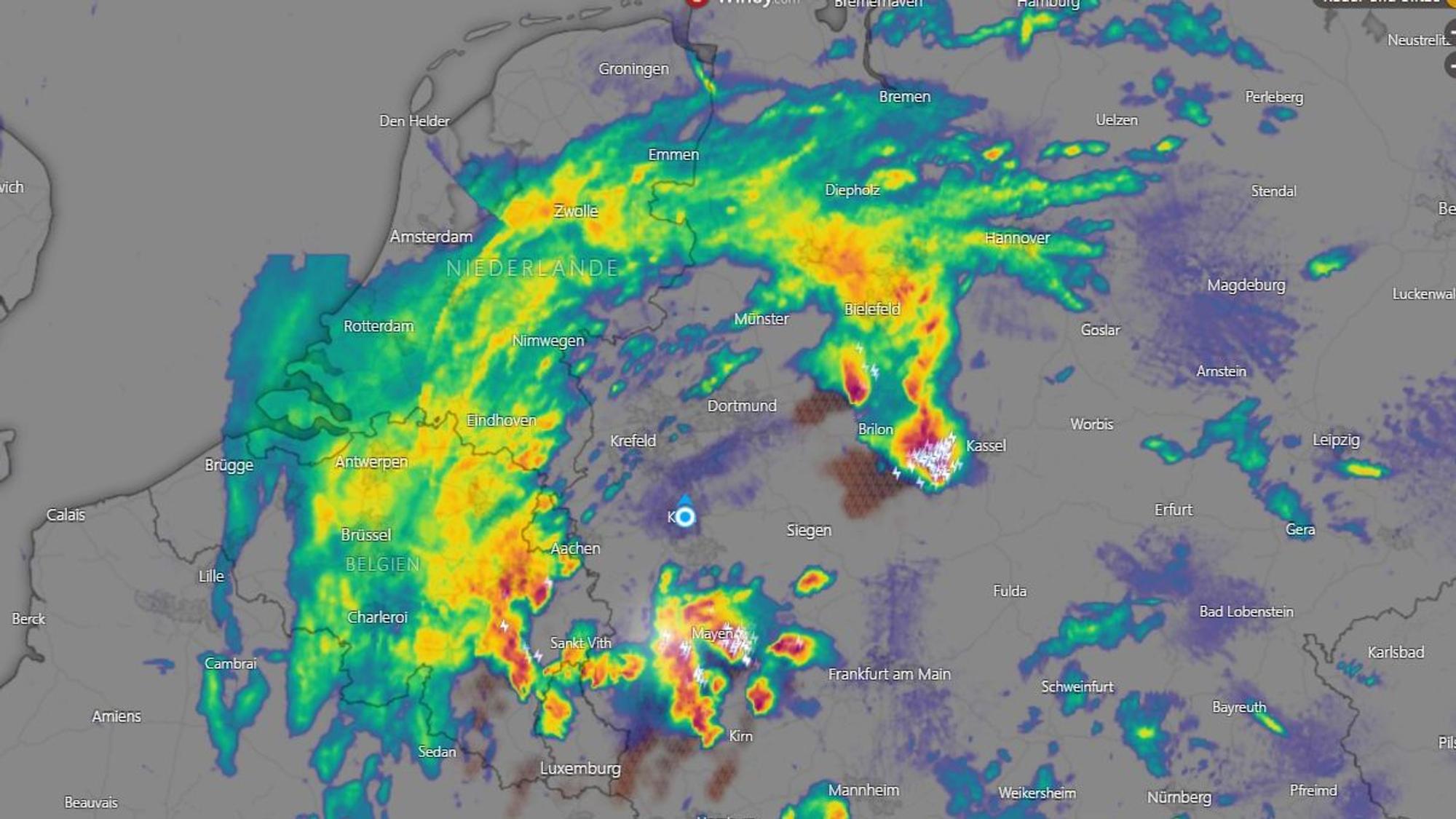 Gewitter sind auf einem Unwetterradarbild rund um das Bergische Land herum zu sehen.