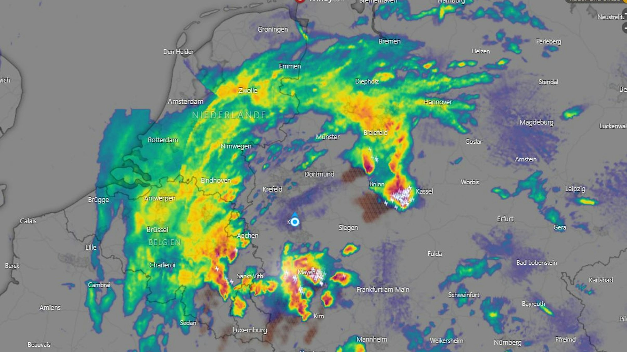 Gewitter sind auf einem Unwetterradarbild rund um das Bergische Land herum zu sehen.