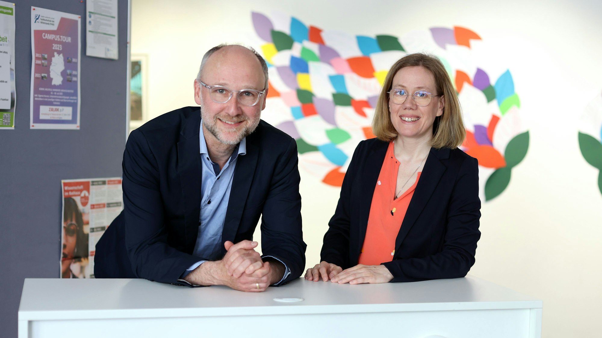 Professor Dr. Ingo Jungclaussen und Professor Dr. Melanie Jonas lachen in die Kamera.