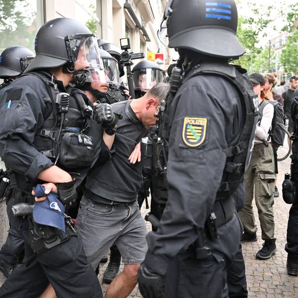 05.06.2023, Sachsen, Leipzig: Polizisten halten einen Teilnehmer aus einer Demonstration in Leipzig fest.