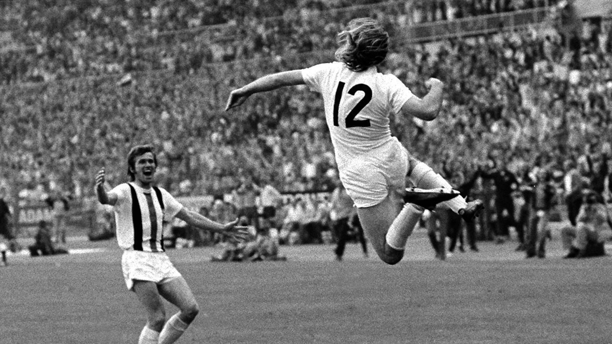 Torschütze Günter Netzer re. hebt ab, Jupp Heynckes beide Gladbach wartet auf seine Landung