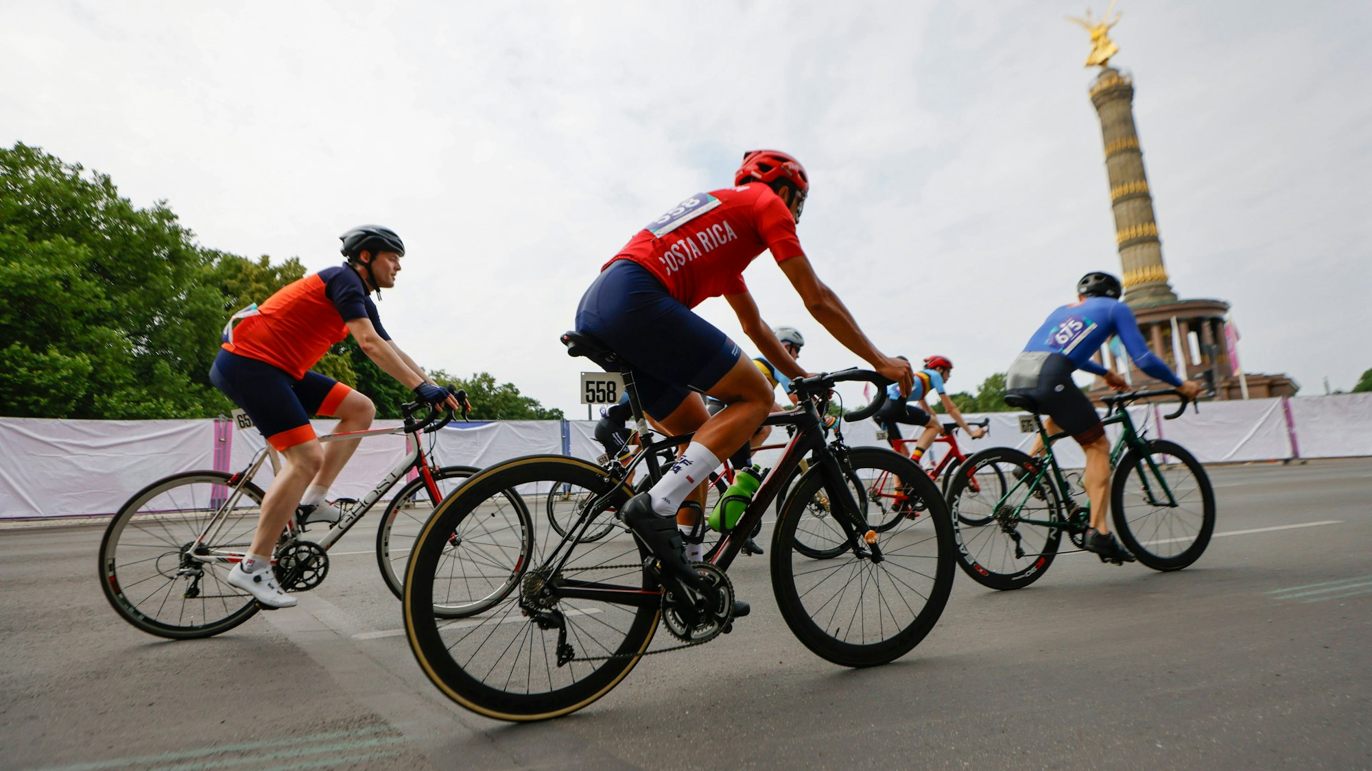 Bei den Special Olympics World Games Berlin fahren Fahrer beim 25-Kilometer-Radrennen an der Siegessäule vorbei (Symbolbild). Ein deutscher Radsport-Trainer wurde wegen Missbrauchs-Verdacht von seinen Aufgaben entbunden.