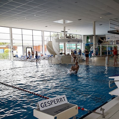 Das Schwimmbad der Eifeltherme Zikkurat in Firmenich.