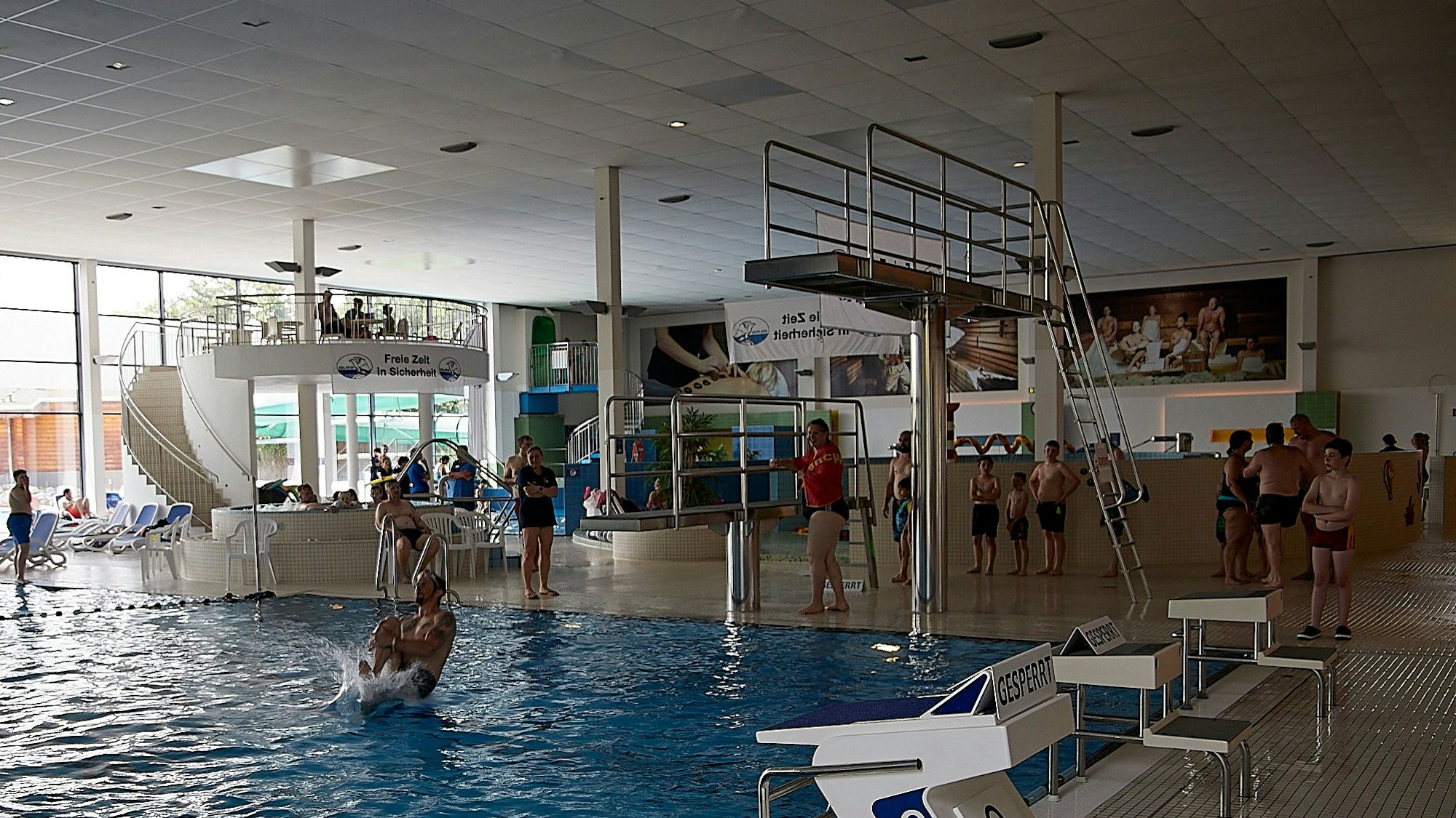 Das Schwimmbad der Eifeltherme Zikkurat in Firmenich.