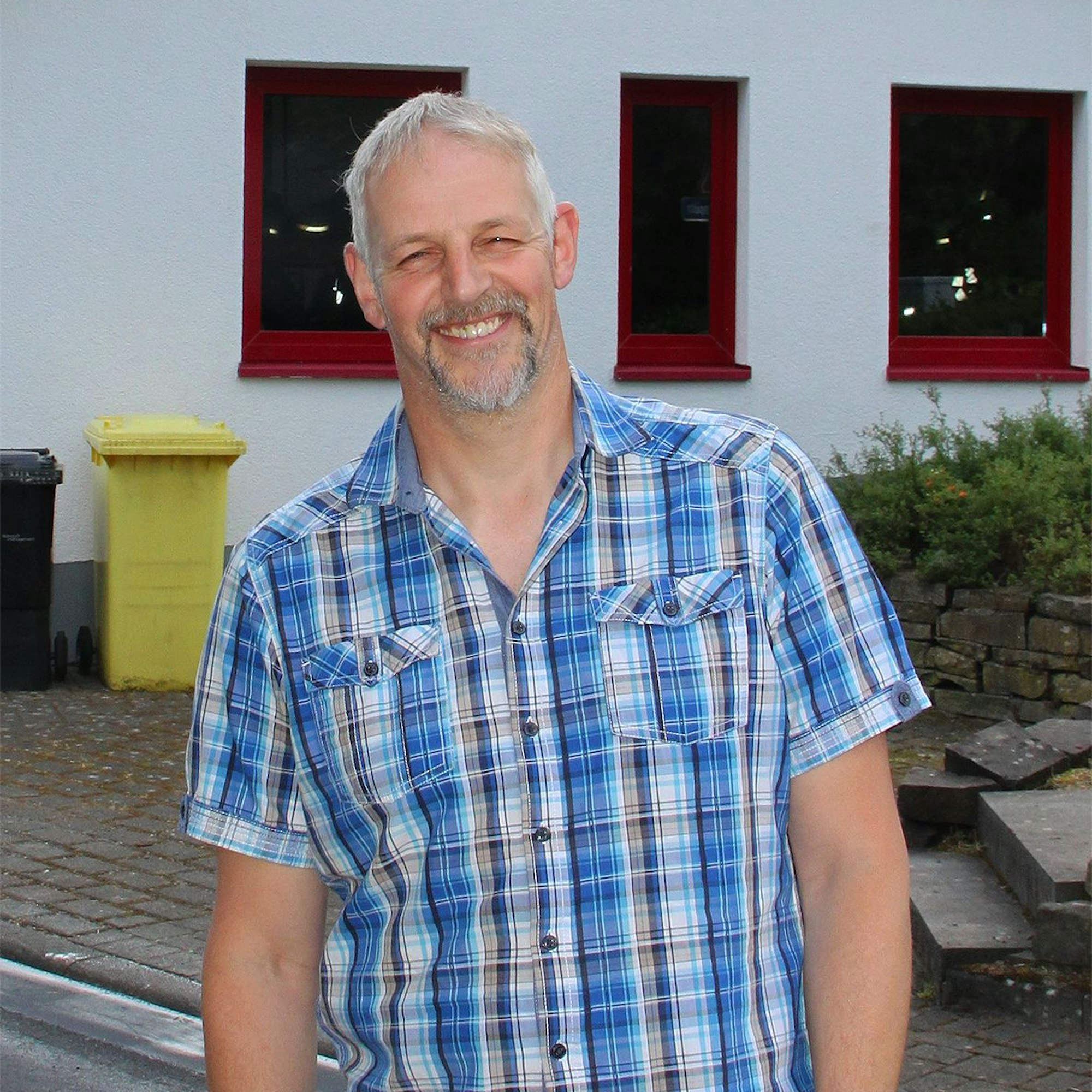 Der Ortsvorsteher vor dem Feuiwerwehrgerätehaus