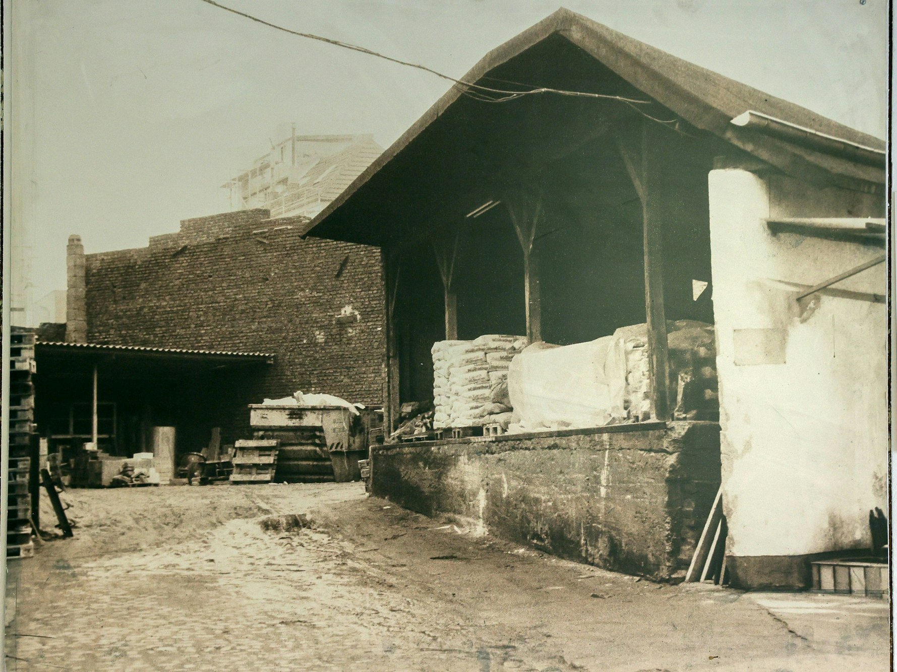 Altes Hinterhoflager mit Zementsäcken auf einer überdachten Rampe