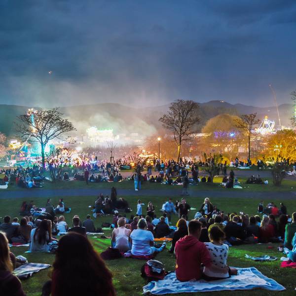 Besucherinnen bei „Rhein in Flammen“ 2017 in der Bonner Rheinaue.
