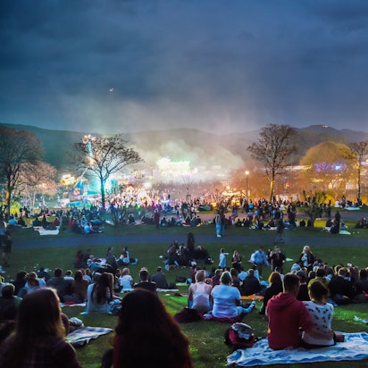 Besucherinnen bei „Rhein in Flammen“ 2017 in der Bonner Rheinaue.