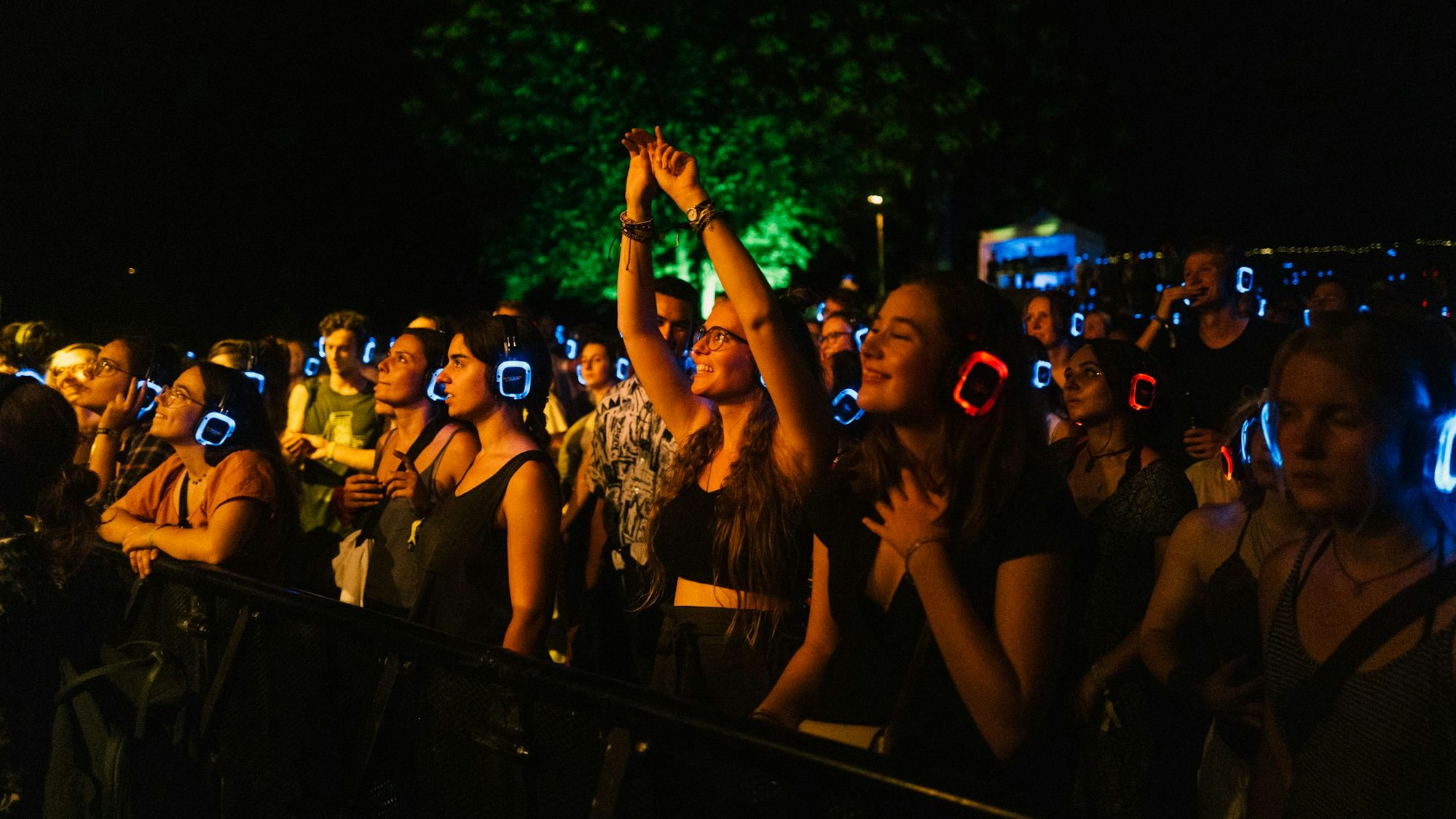 Bei den „At the B-Sites“-Konzerten hören die Besucher die Musik über Kopfhörer.
