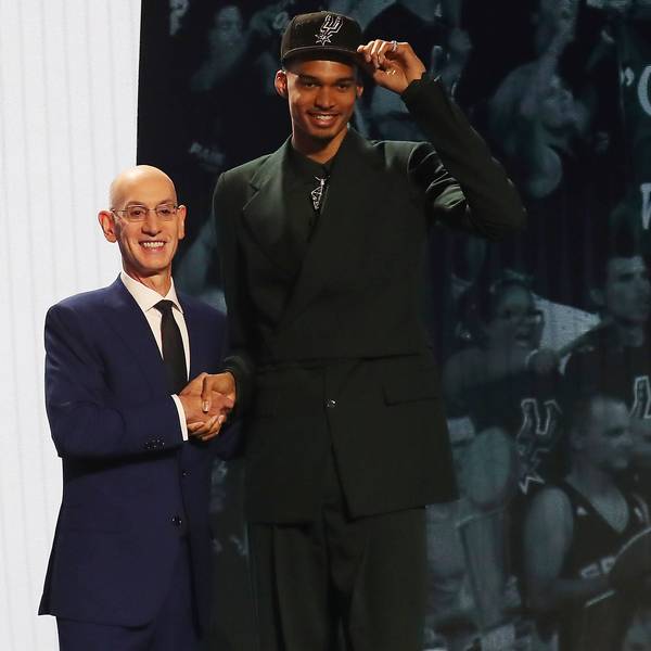 Victor Wembanyama neben NBA Chef Adam Silver