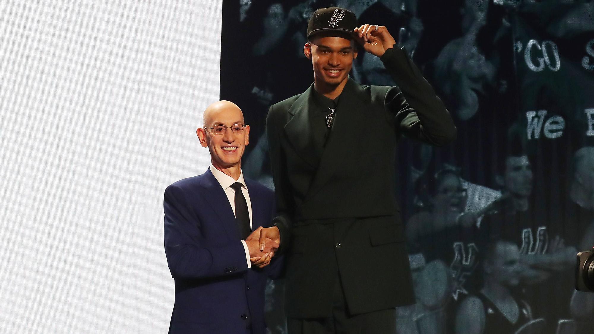 Victor Wembanyama neben NBA Chef Adam Silver