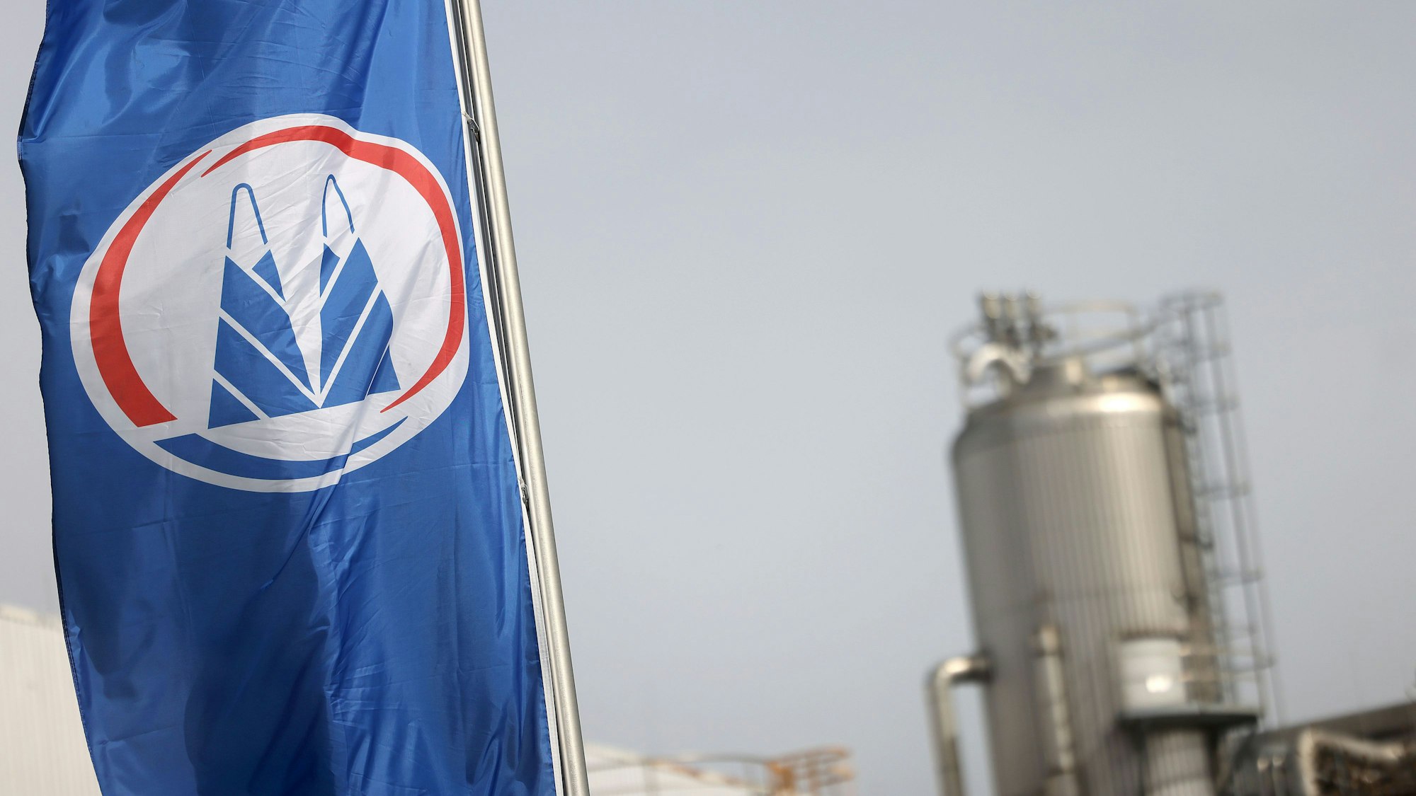 Eine Fahne mit dem Unternehmenslogo weht auf dem Gelände der Zuckerfabrik Pfeifer & Langen in Euskirchen. Ein Gericht hat den Zucker-Hersteller zu einer hohen Schadensersatz-Strafe verurteilt. (Archivbild)