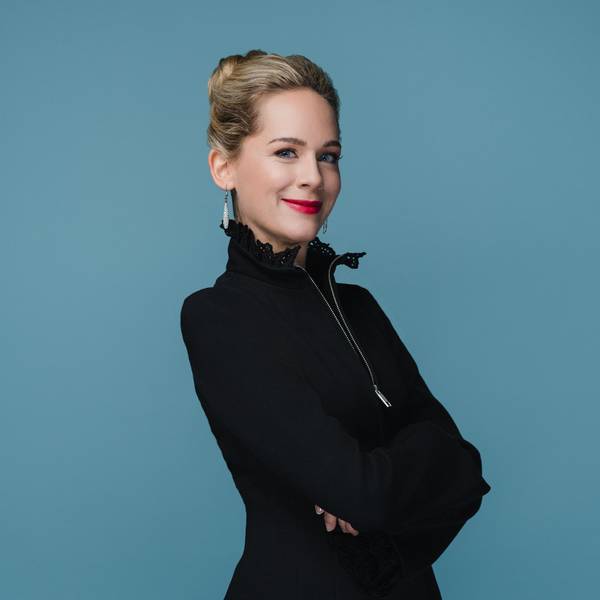 Anna Lucia Richter schaut seitlich in die Kamera.