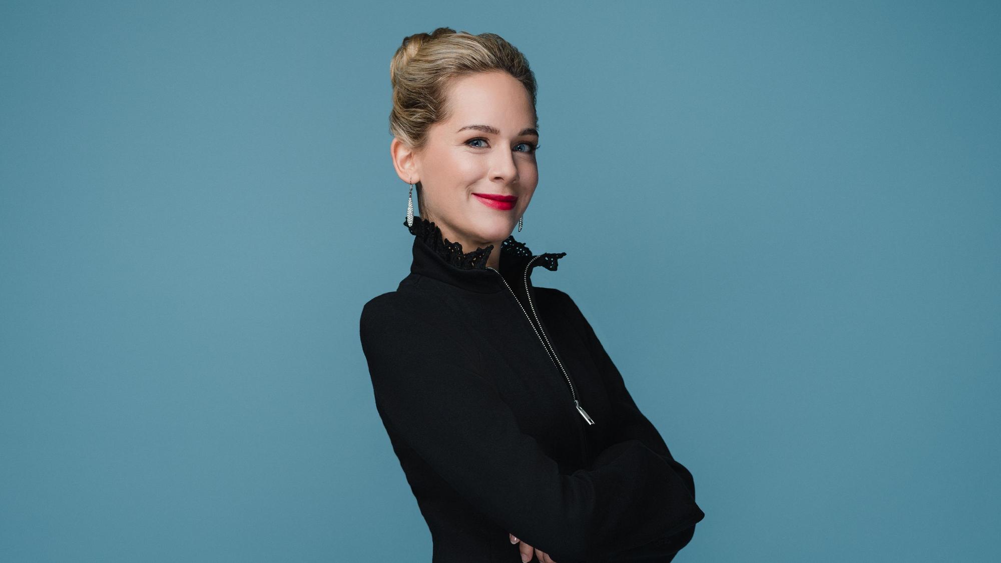 Anna Lucia Richter schaut seitlich in die Kamera.