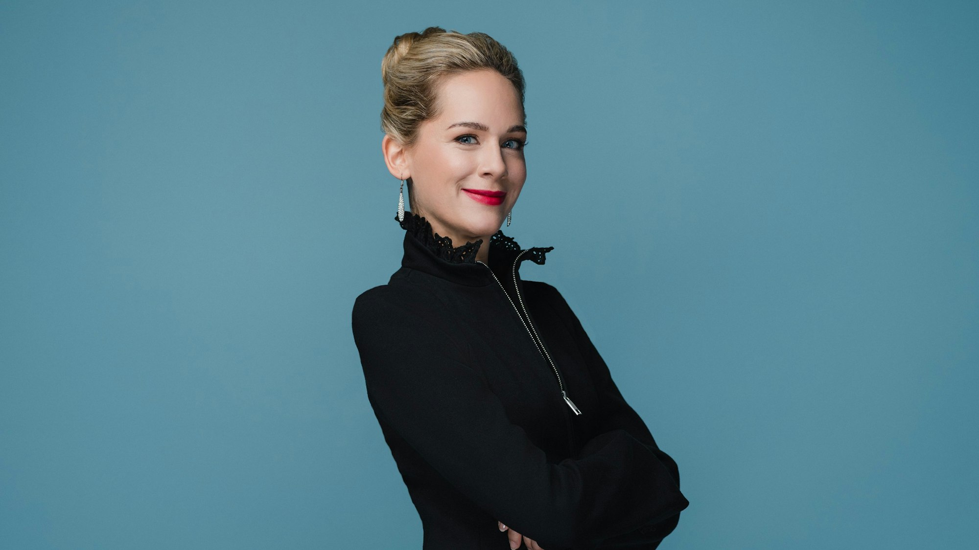 Anna Lucia Richter schaut seitlich in die Kamera.