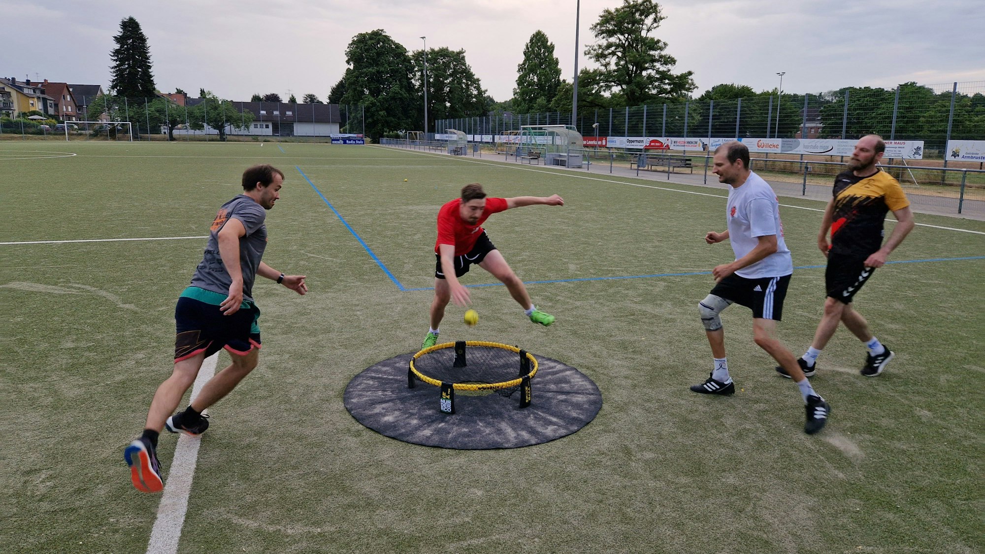 Eine Spielsituation beim Roundnet.