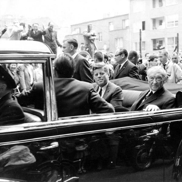 Staatsbesuch von John F. Kennedy am 23.06.1963 in Köln, aufgenommen am Alter Markt. Rechts im Auto: Konrad Adenauer
