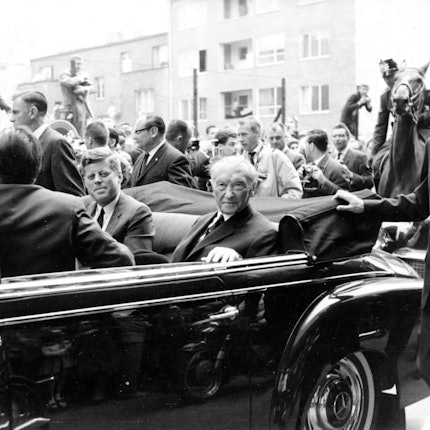 Staatsbesuch von John F. Kennedy am 23.06.1963 in Köln, aufgenommen am Alter Markt. Rechts im Auto: Konrad Adenauer