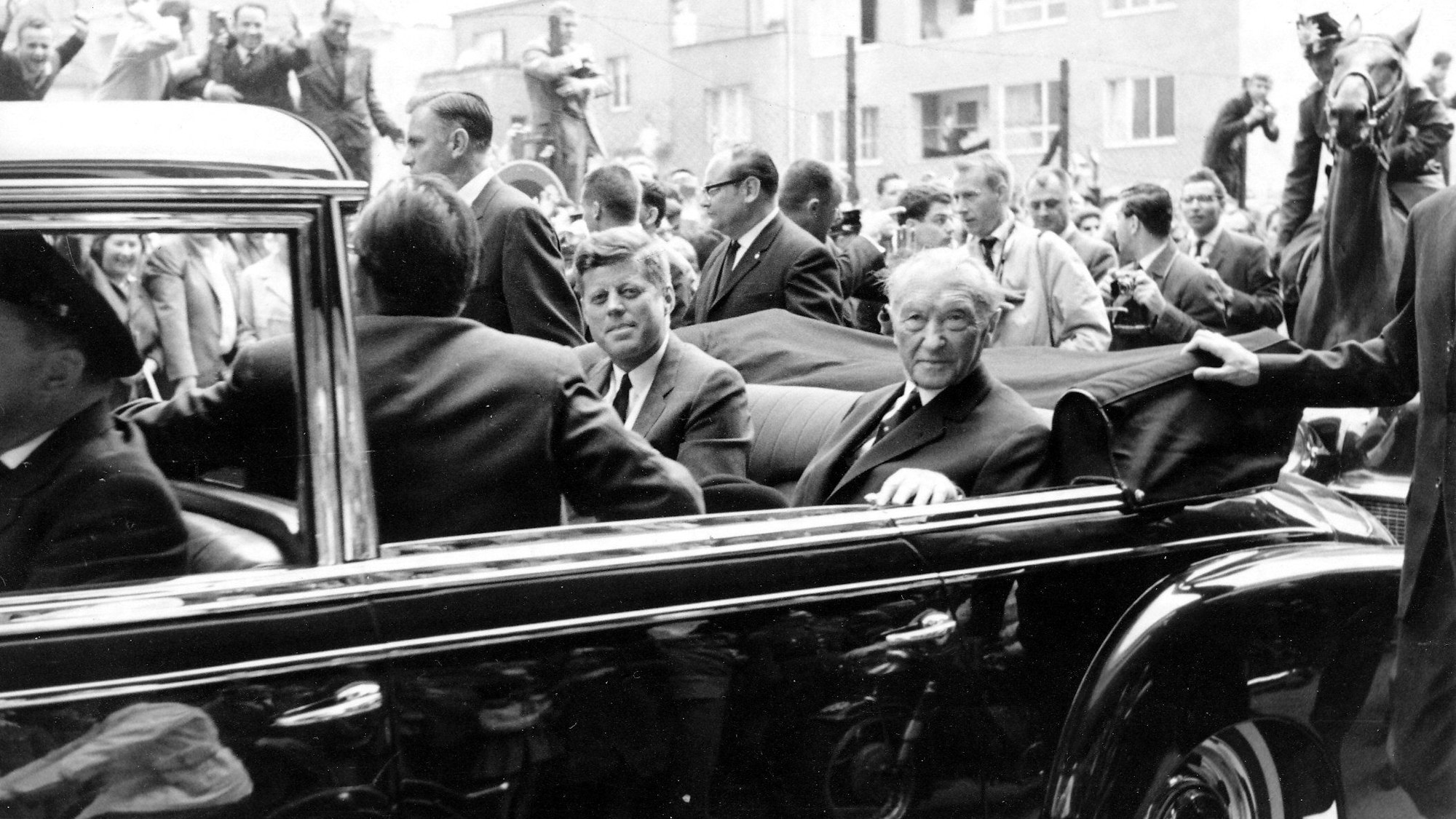 Staatsbesuch von John F. Kennedy am 23.06.1963 in Köln, aufgenommen am Alter Markt. Rechts im Auto: Konrad Adenauer