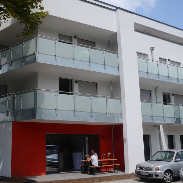 Der SKM Rhein-Sieg hat sein neues Haus eingeweiht. Seit Anfang Juni stehen hier 16 Wohnungen für ehemals Wohnungslose zur Verfügung