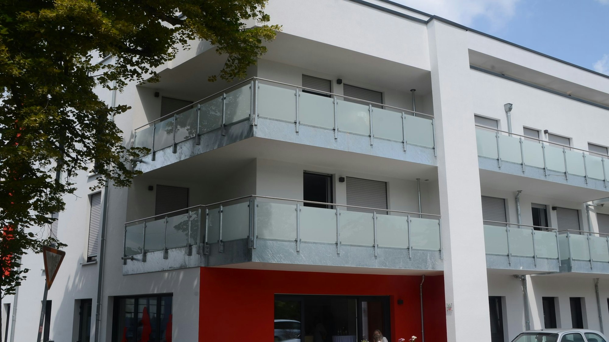 Der SKM Rhein-Sieg hat sein neues Haus eingeweiht. Seit Anfang Juni stehen hier 16 Wohnungen für ehemals Wohnungslose zur Verfügung