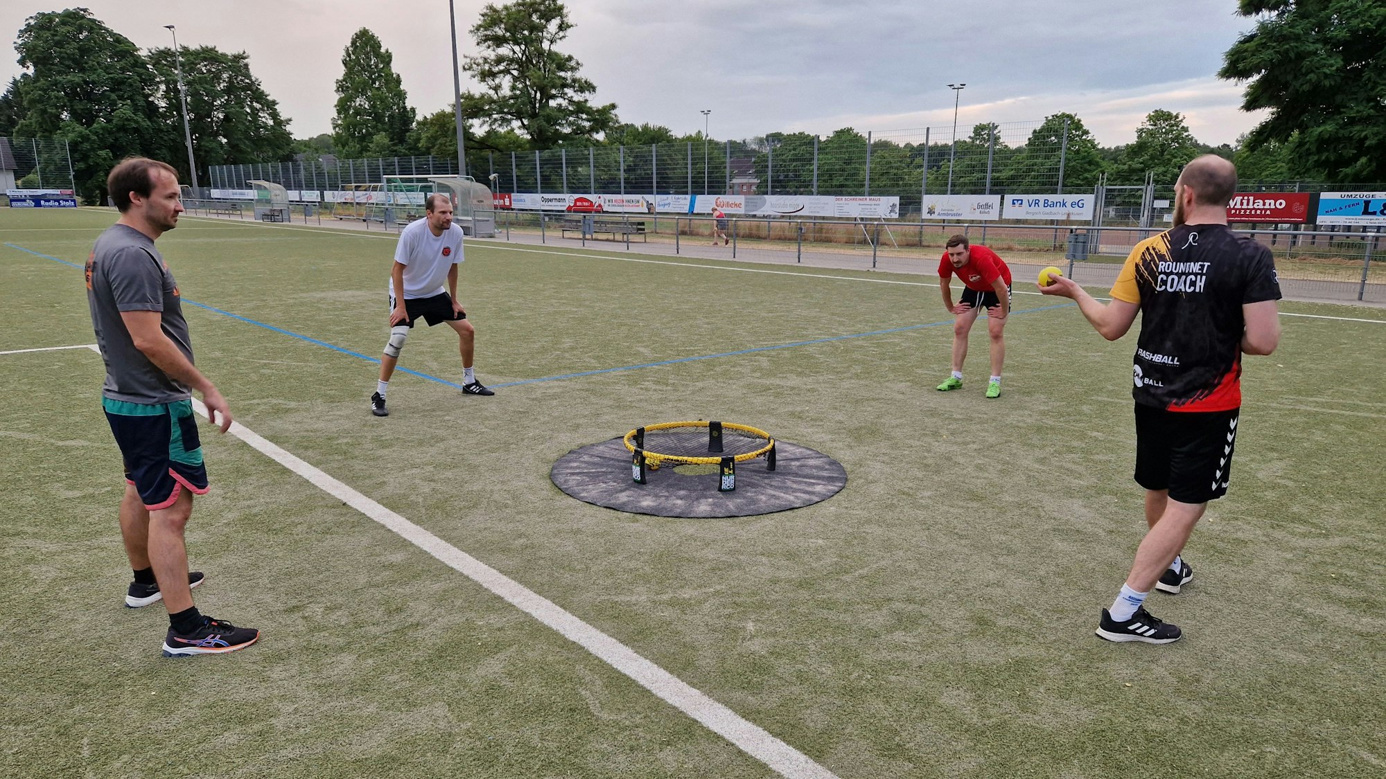 Eine Aufschlagssituation beim Roundnet.