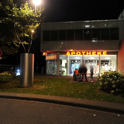 Fassade der Apotheke im Dunkeln