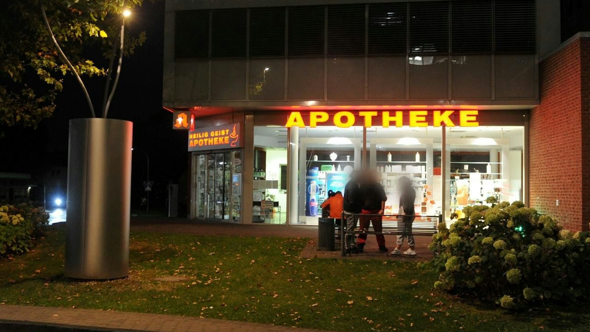 Fassade der Apotheke im Dunkeln