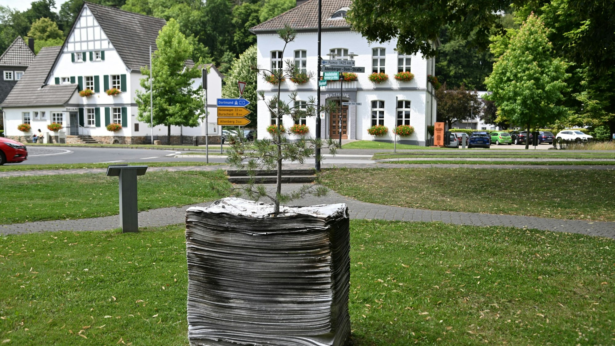 Kunst im öffentlichen Raum
Odenthal vor dem Rathaus Trinkbrunnen, Papiertüte mit Tanne und Hexenbrunnen
