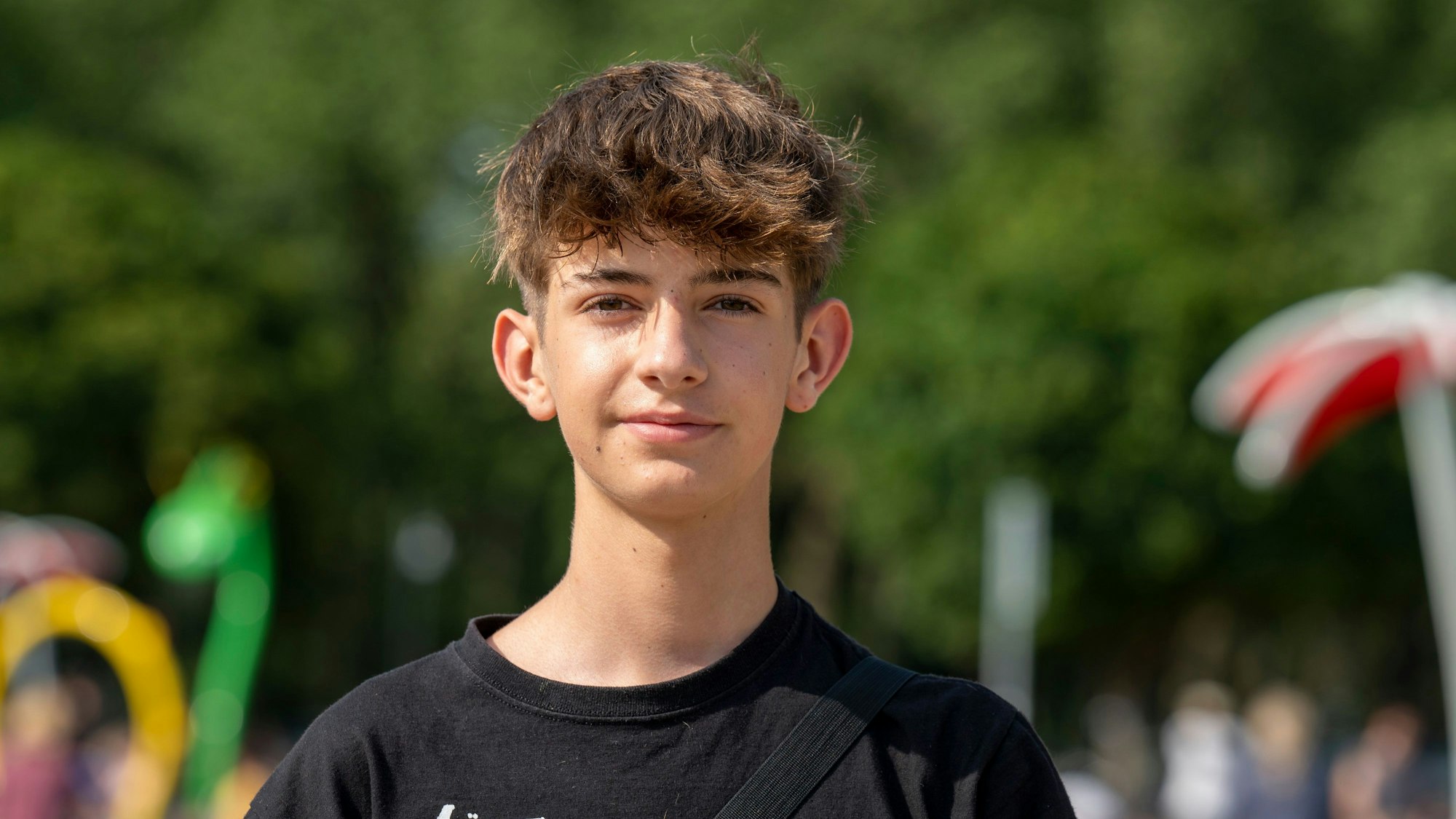 Jakob Stolz hat braunes Haar und trägt ein schwarzs T-Shirt.