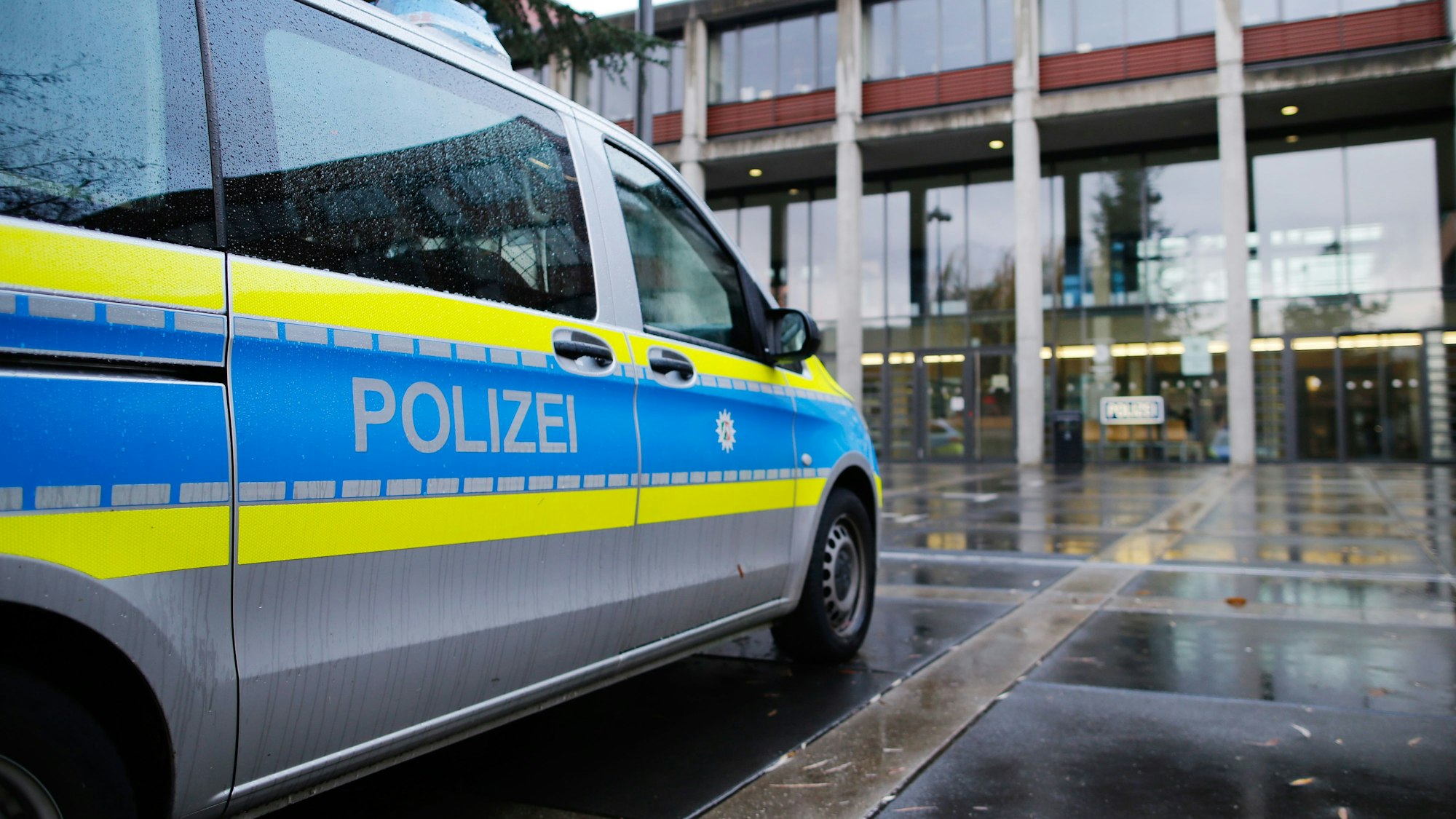 Ein Einsatzfahrzeug der Polizei steht vor dem Polizeipräsidium in Bonn.