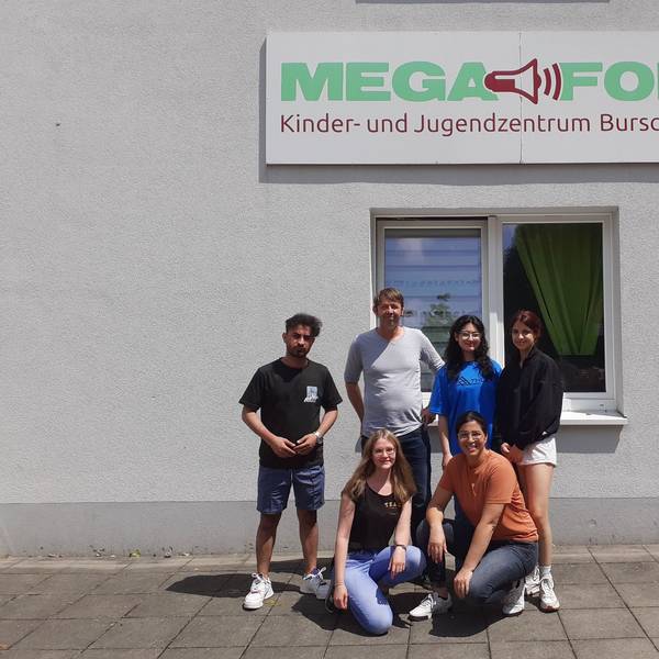 Das Team des Megafon in Burscheid.
