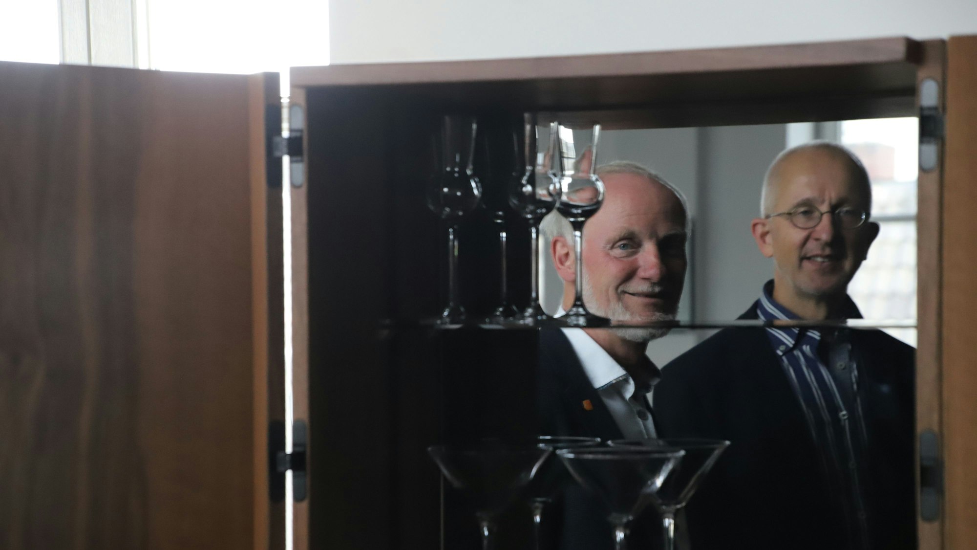 Wilhelm Gießelbach (l.) und Wolfgang Schmeil begutachten die Arbeit des zweiten Preises, Max Anton Funke.