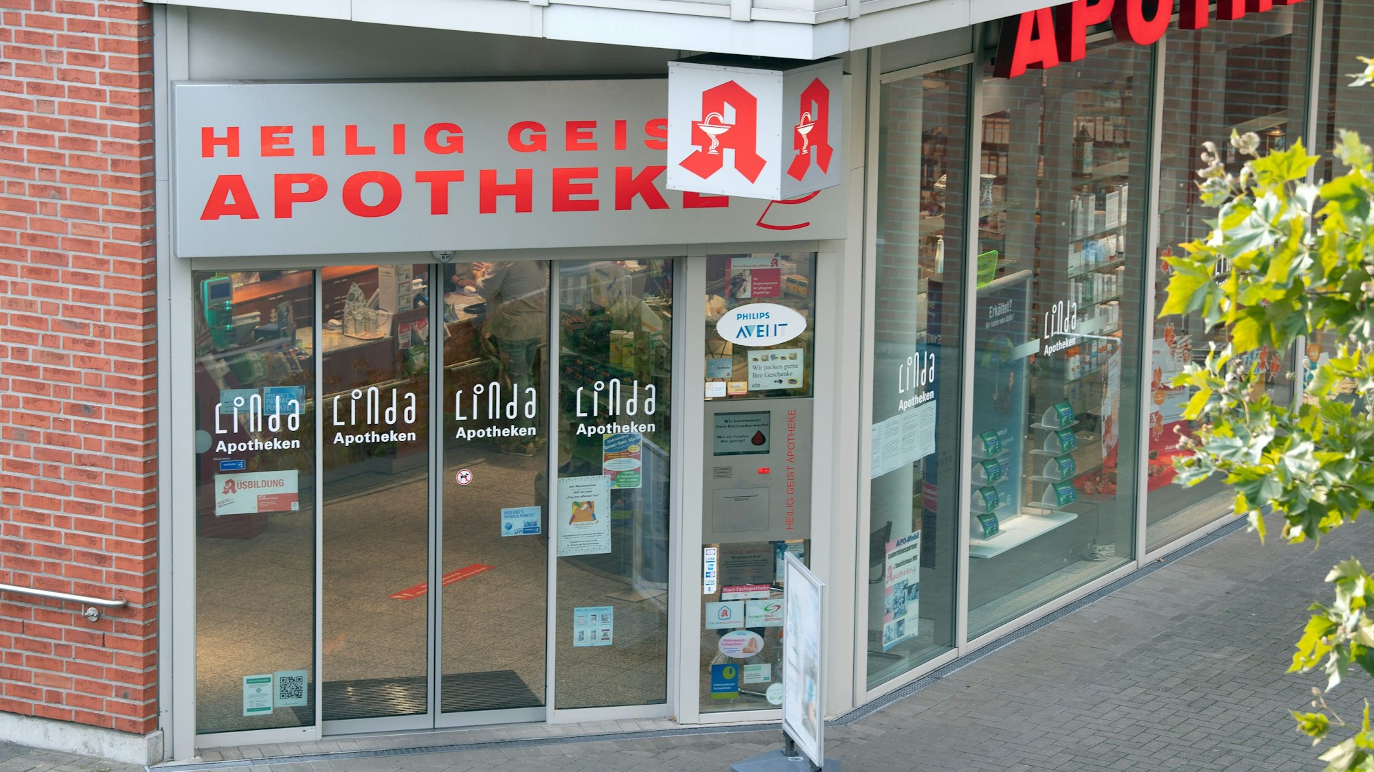 Die Heilig-Geist-Apotheke. Sechs Jahre nach dem Tod einer Frau und ihres per Notkaiserschnitt geborenen Babys durch verunreinigte Glukose ist jetzt ein Urteil gegen die Apothekerin gefallen.