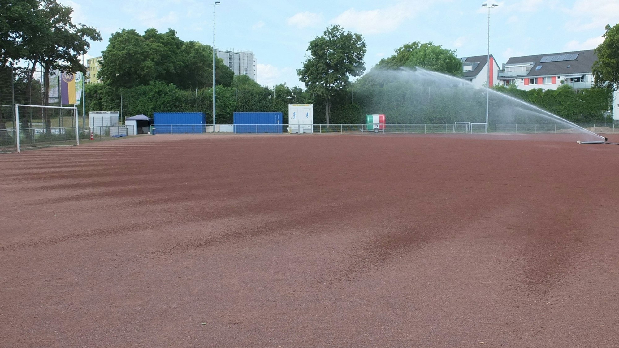 Der Aschenplatz des SC West Köln wird zur Reduzierung der Staubentwicklung gesprengt.